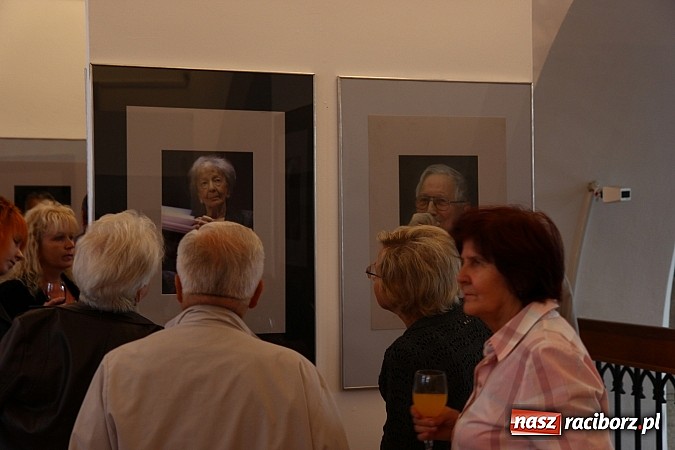 Zdjęcie w galerii na portalu naszraciborz.pl: Mistrzowie Piękna na wystawie w Muzeum wiadomości z regionu