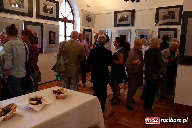 Zdjęcie w galerii na portalu naszraciborz.pl: Mistrzowie Piękna na wystawie w Muzeum wiadomości z regionu