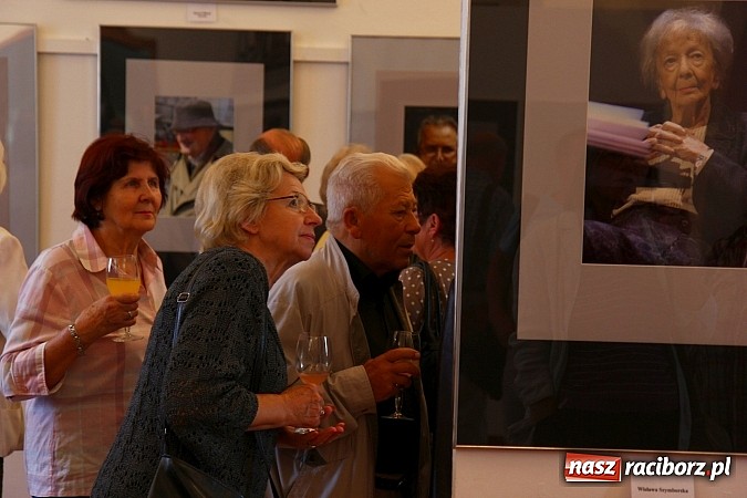 Zdjęcie w galerii na portalu naszraciborz.pl: Mistrzowie Piękna na wystawie w Muzeum wiadomości z regionu