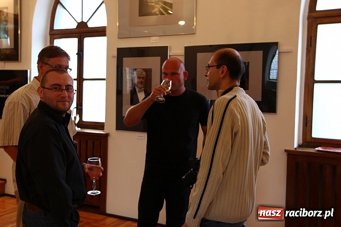 Zdjęcie w galerii na portalu naszraciborz.pl: Mistrzowie Piękna na wystawie w Muzeum wiadomości z regionu