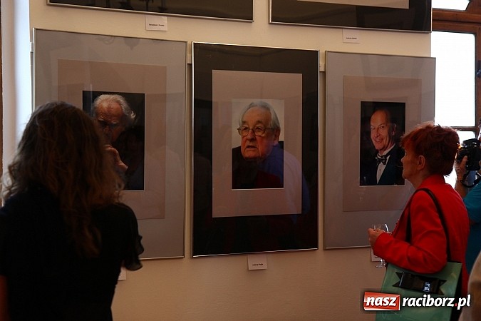 Zdjęcie w galerii na portalu naszraciborz.pl: Mistrzowie Piękna na wystawie w Muzeum wiadomości z regionu