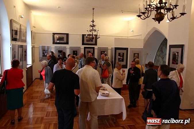 Zdjęcie w galerii na portalu naszraciborz.pl: Mistrzowie Piękna na wystawie w Muzeum wiadomości z regionu