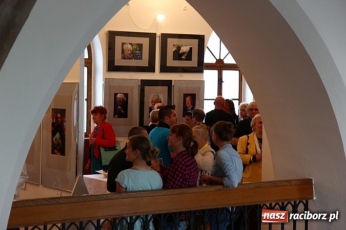 Zdjęcie w galerii na portalu naszraciborz.pl: Mistrzowie Piękna na wystawie w Muzeum wiadomości z regionu