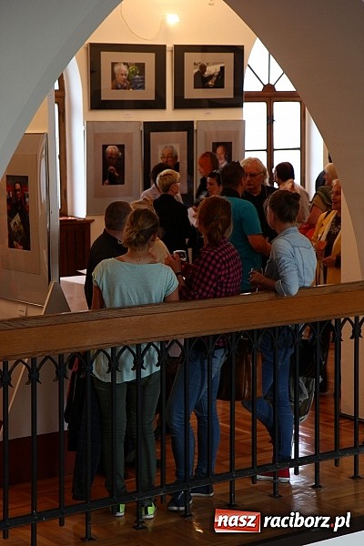 Zdjęcie w galerii na portalu naszraciborz.pl: Mistrzowie Piękna na wystawie w Muzeum wiadomości z regionu