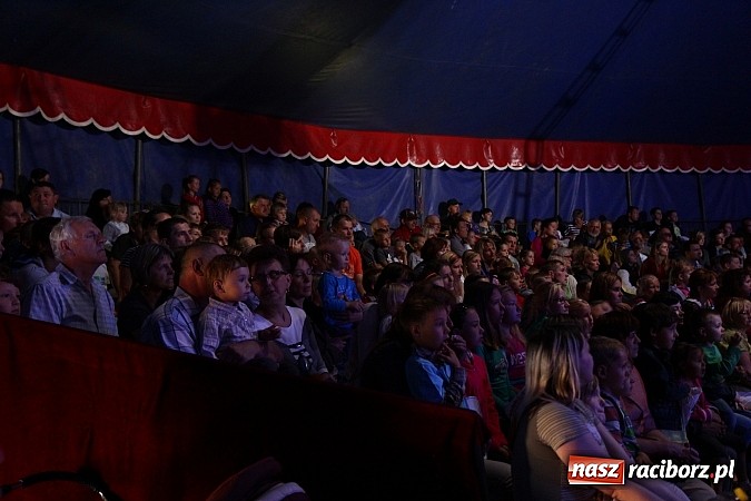 Zdjęcie w galerii na portalu naszraciborz.pl: Pełna sala na Fabryce śmiechu, czyli Cyrk Korona ze spektaklem w Raciborzu wiadomości z regionu
