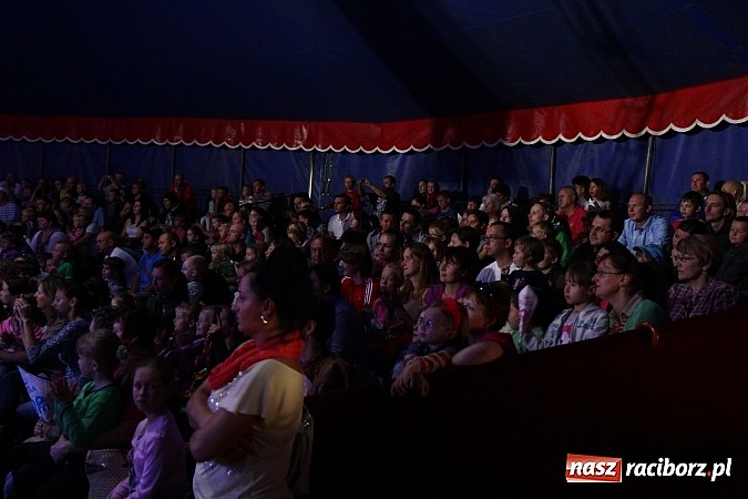 Zdjęcie w galerii na portalu naszraciborz.pl: Pełna sala na Fabryce śmiechu, czyli Cyrk Korona ze spektaklem w Raciborzu wiadomości z regionu
