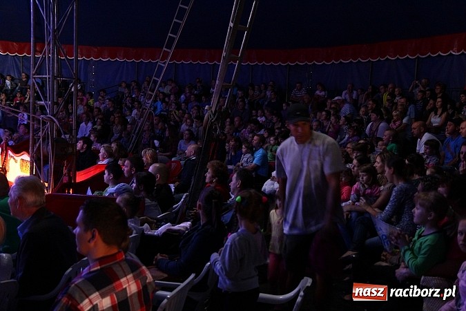 Zdjęcie w galerii na portalu naszraciborz.pl: Pełna sala na Fabryce śmiechu, czyli Cyrk Korona ze spektaklem w Raciborzu wiadomości z regionu
