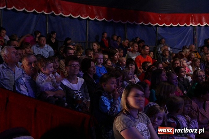 Zdjęcie w galerii na portalu naszraciborz.pl: Pełna sala na Fabryce śmiechu, czyli Cyrk Korona ze spektaklem w Raciborzu wiadomości z regionu