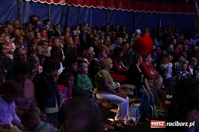 Zdjęcie w galerii na portalu naszraciborz.pl: Pełna sala na Fabryce śmiechu, czyli Cyrk Korona ze spektaklem w Raciborzu wiadomości z regionu