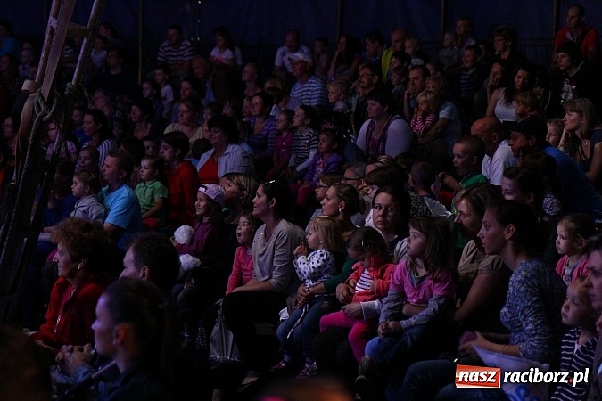 Zdjęcie w galerii na portalu naszraciborz.pl: Pełna sala na Fabryce śmiechu, czyli Cyrk Korona ze spektaklem w Raciborzu wiadomości z regionu