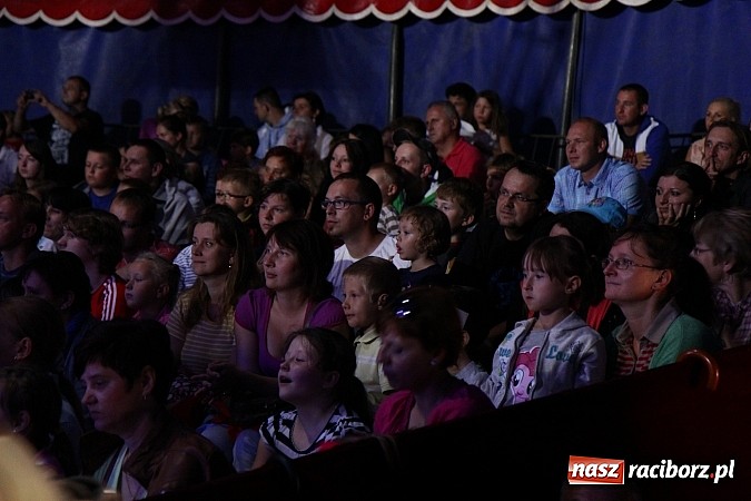 Zdjęcie w galerii na portalu naszraciborz.pl: Pełna sala na Fabryce śmiechu, czyli Cyrk Korona ze spektaklem w Raciborzu wiadomości z regionu