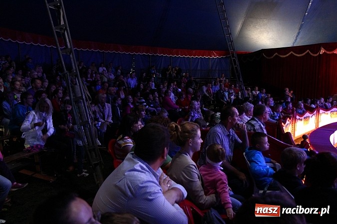 Zdjęcie w galerii na portalu naszraciborz.pl: Pełna sala na Fabryce śmiechu, czyli Cyrk Korona ze spektaklem w Raciborzu wiadomości z regionu