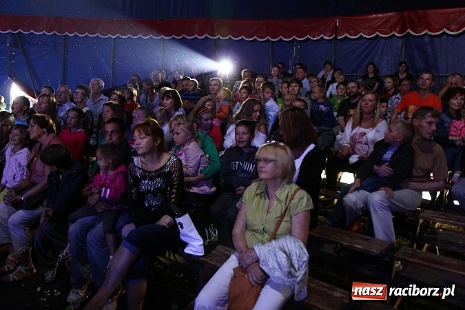 Zdjęcie w galerii na portalu naszraciborz.pl: Pełna sala na Fabryce śmiechu, czyli Cyrk Korona ze spektaklem w Raciborzu wiadomości z regionu