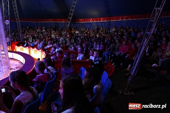 Zdjęcie w galerii na portalu naszraciborz.pl: Pełna sala na Fabryce śmiechu, czyli Cyrk Korona ze spektaklem w Raciborzu wiadomości z regionu