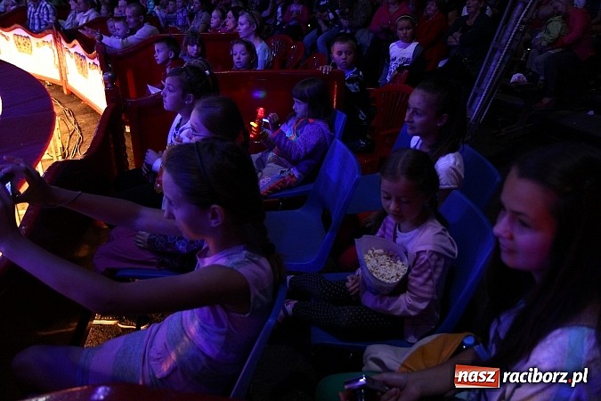 Zdjęcie w galerii na portalu naszraciborz.pl: Pełna sala na Fabryce śmiechu, czyli Cyrk Korona ze spektaklem w Raciborzu wiadomości z regionu
