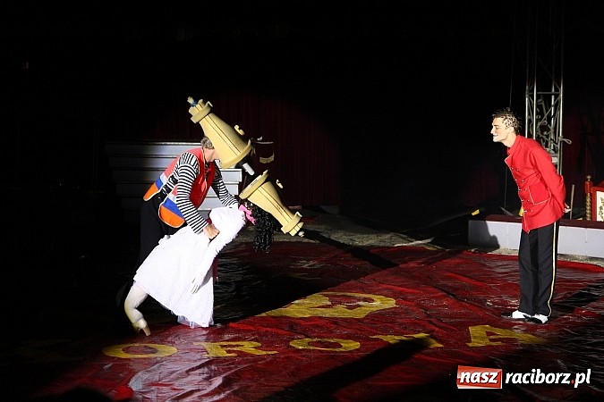 Zdjęcie w galerii na portalu naszraciborz.pl: Pełna sala na Fabryce śmiechu, czyli Cyrk Korona ze spektaklem w Raciborzu wiadomości z regionu