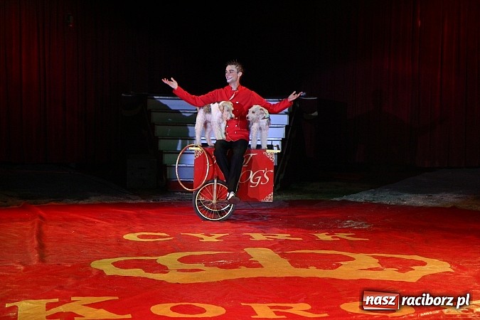 Zdjęcie w galerii na portalu naszraciborz.pl: Pełna sala na Fabryce śmiechu, czyli Cyrk Korona ze spektaklem w Raciborzu wiadomości z regionu