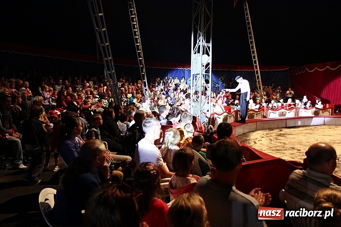 Zdjęcie w galerii na portalu naszraciborz.pl: Pełna sala na Fabryce śmiechu, czyli Cyrk Korona ze spektaklem w Raciborzu wiadomości z regionu