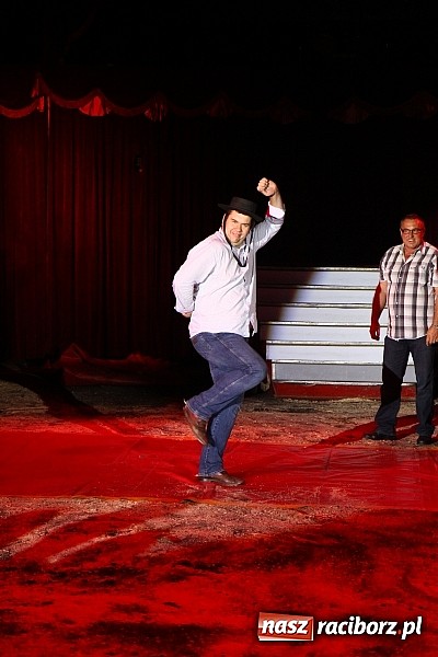 Zdjęcie w galerii na portalu naszraciborz.pl: Pełna sala na Fabryce śmiechu, czyli Cyrk Korona ze spektaklem w Raciborzu wiadomości z regionu