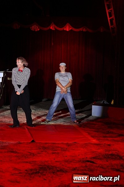 Zdjęcie w galerii na portalu naszraciborz.pl: Pełna sala na Fabryce śmiechu, czyli Cyrk Korona ze spektaklem w Raciborzu wiadomości z regionu