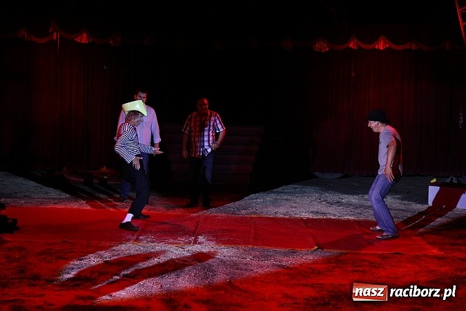 Zdjęcie w galerii na portalu naszraciborz.pl: Pełna sala na Fabryce śmiechu, czyli Cyrk Korona ze spektaklem w Raciborzu wiadomości z regionu