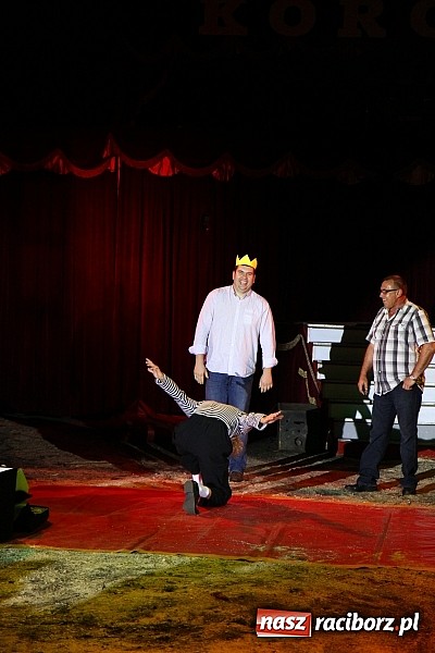 Zdjęcie w galerii na portalu naszraciborz.pl: Pełna sala na Fabryce śmiechu, czyli Cyrk Korona ze spektaklem w Raciborzu wiadomości z regionu