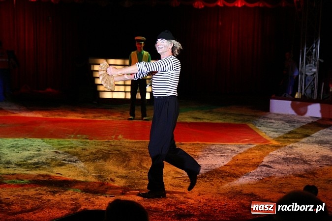 Zdjęcie w galerii na portalu naszraciborz.pl: Pełna sala na Fabryce śmiechu, czyli Cyrk Korona ze spektaklem w Raciborzu wiadomości z regionu