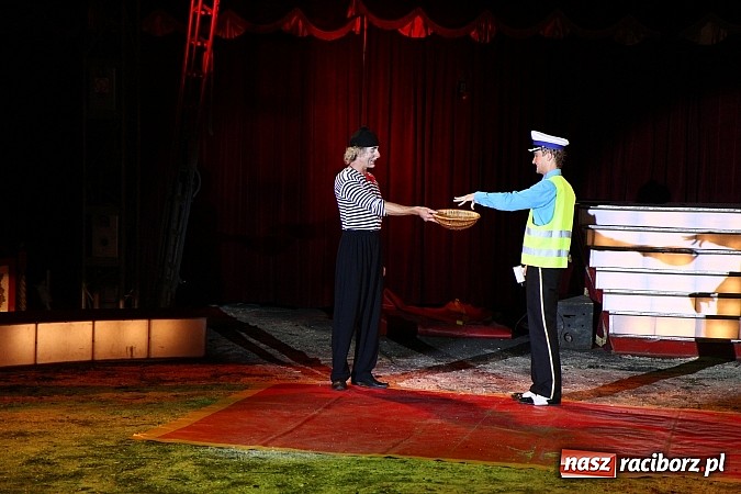 Zdjęcie w galerii na portalu naszraciborz.pl: Pełna sala na Fabryce śmiechu, czyli Cyrk Korona ze spektaklem w Raciborzu wiadomości z regionu