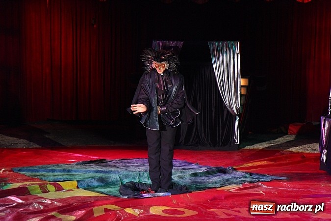 Zdjęcie w galerii na portalu naszraciborz.pl: Pełna sala na Fabryce śmiechu, czyli Cyrk Korona ze spektaklem w Raciborzu wiadomości z regionu