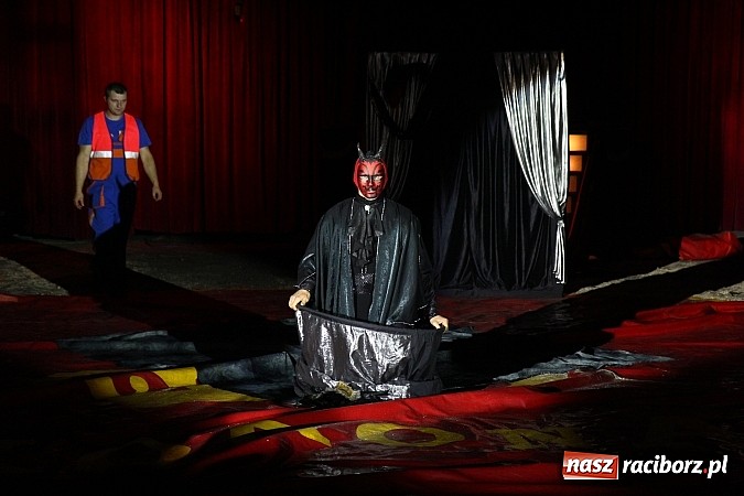 Zdjęcie w galerii na portalu naszraciborz.pl: Pełna sala na Fabryce śmiechu, czyli Cyrk Korona ze spektaklem w Raciborzu wiadomości z regionu