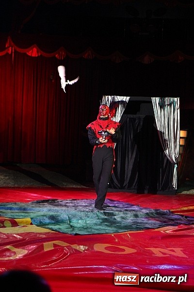 Zdjęcie w galerii na portalu naszraciborz.pl: Pełna sala na Fabryce śmiechu, czyli Cyrk Korona ze spektaklem w Raciborzu wiadomości z regionu