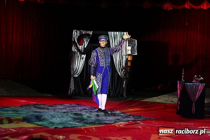 Zdjęcie w galerii na portalu naszraciborz.pl: Pełna sala na Fabryce śmiechu, czyli Cyrk Korona ze spektaklem w Raciborzu wiadomości z regionu