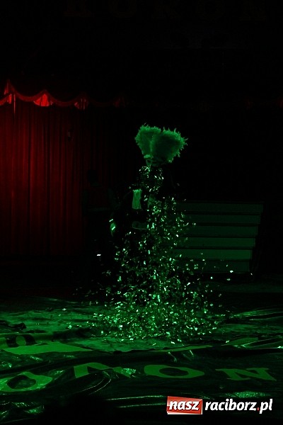 Zdjęcie w galerii na portalu naszraciborz.pl: Pełna sala na Fabryce śmiechu, czyli Cyrk Korona ze spektaklem w Raciborzu wiadomości z regionu