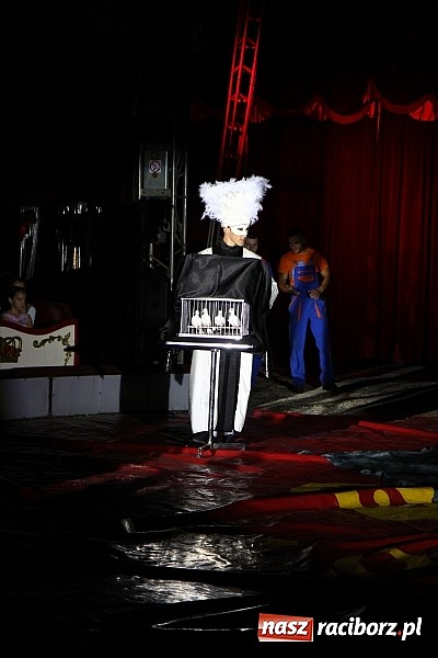 Zdjęcie w galerii na portalu naszraciborz.pl: Pełna sala na Fabryce śmiechu, czyli Cyrk Korona ze spektaklem w Raciborzu wiadomości z regionu