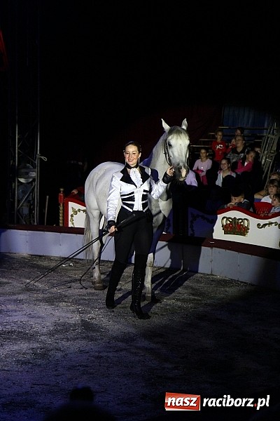 Zdjęcie w galerii na portalu naszraciborz.pl: Pełna sala na Fabryce śmiechu, czyli Cyrk Korona ze spektaklem w Raciborzu wiadomości z regionu