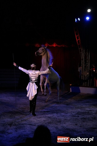 Zdjęcie w galerii na portalu naszraciborz.pl: Pełna sala na Fabryce śmiechu, czyli Cyrk Korona ze spektaklem w Raciborzu wiadomości z regionu