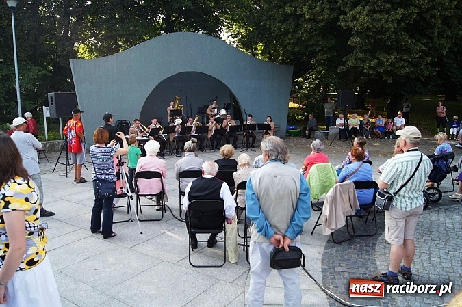 Zdjęcie w galerii na portalu naszraciborz.pl: Muzyka w parku Roth przyciągnęła tłumy wiadomości z regionu