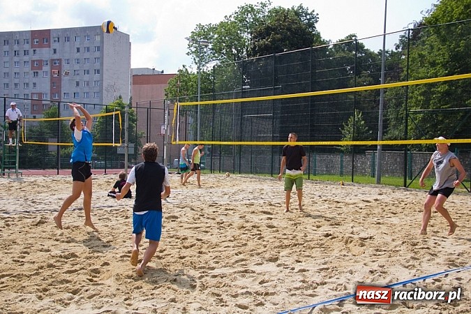 Zdjęcie w galerii na portalu naszraciborz.pl: Wspaniałe emocje i dobra zabawa podczas turnieju siatkówki plażowej wiadomości z regionu