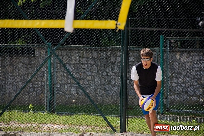Zdjęcie w galerii na portalu naszraciborz.pl: Wspaniałe emocje i dobra zabawa podczas turnieju siatkówki plażowej wiadomości z regionu