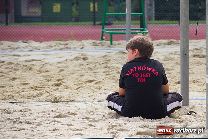 Zdjęcie w galerii na portalu naszraciborz.pl: Wspaniałe emocje i dobra zabawa podczas turnieju siatkówki plażowej wiadomości z regionu