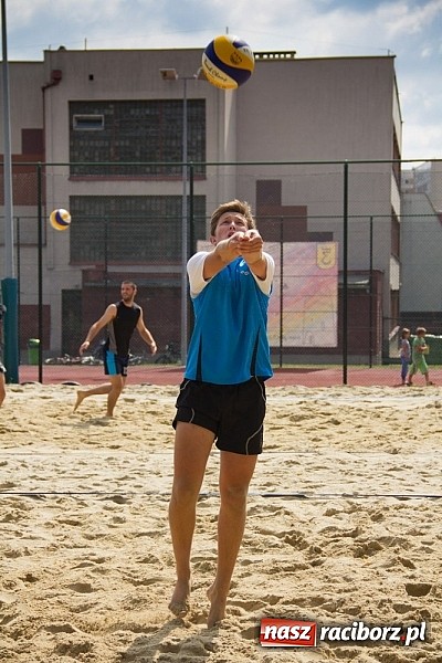 Zdjęcie w galerii na portalu naszraciborz.pl: Wspaniałe emocje i dobra zabawa podczas turnieju siatkówki plażowej wiadomości z regionu