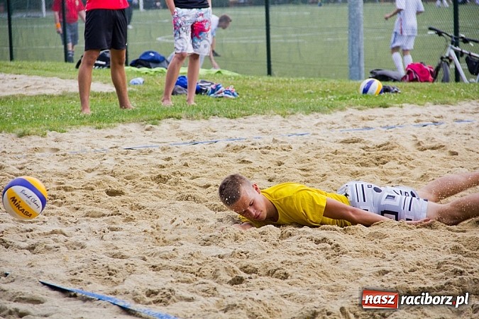 Zdjęcie w galerii na portalu naszraciborz.pl: Wspaniałe emocje i dobra zabawa podczas turnieju siatkówki plażowej wiadomości z regionu