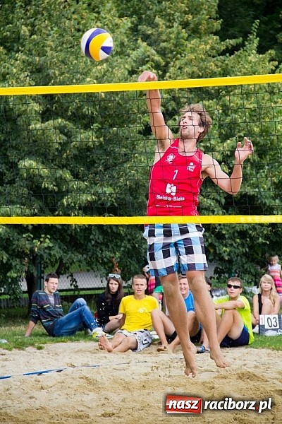 Zdjęcie w galerii na portalu naszraciborz.pl: Wspaniałe emocje i dobra zabawa podczas turnieju siatkówki plażowej wiadomości z regionu