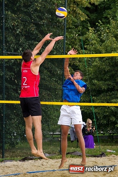 Zdjęcie w galerii na portalu naszraciborz.pl: Wspaniałe emocje i dobra zabawa podczas turnieju siatkówki plażowej wiadomości z regionu
