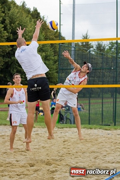 Zdjęcie w galerii na portalu naszraciborz.pl: Wspaniałe emocje i dobra zabawa podczas turnieju siatkówki plażowej wiadomości z regionu