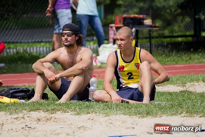 Zdjęcie w galerii na portalu naszraciborz.pl: Wspaniałe emocje i dobra zabawa podczas turnieju siatkówki plażowej wiadomości z regionu