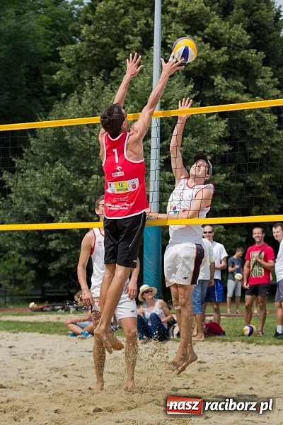 Zdjęcie w galerii na portalu naszraciborz.pl: Wspaniałe emocje i dobra zabawa podczas turnieju siatkówki plażowej wiadomości z regionu