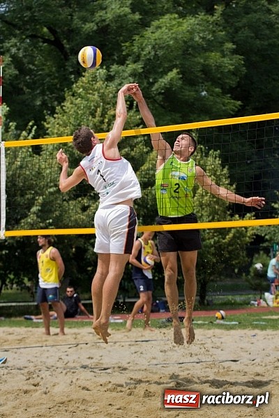 Zdjęcie w galerii na portalu naszraciborz.pl: Wspaniałe emocje i dobra zabawa podczas turnieju siatkówki plażowej wiadomości z regionu