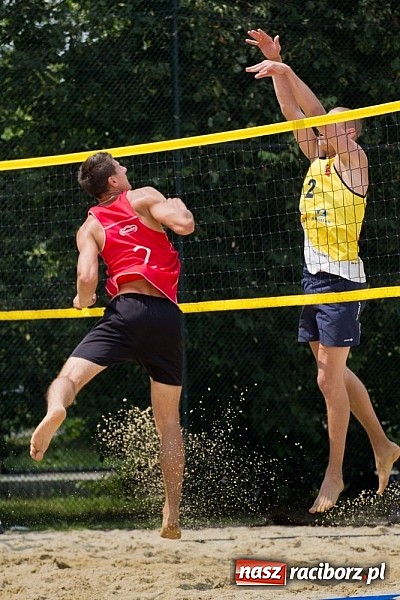 Zdjęcie w galerii na portalu naszraciborz.pl: Wspaniałe emocje i dobra zabawa podczas turnieju siatkówki plażowej wiadomości z regionu