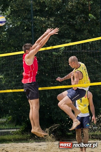 Zdjęcie w galerii na portalu naszraciborz.pl: Wspaniałe emocje i dobra zabawa podczas turnieju siatkówki plażowej wiadomości z regionu
